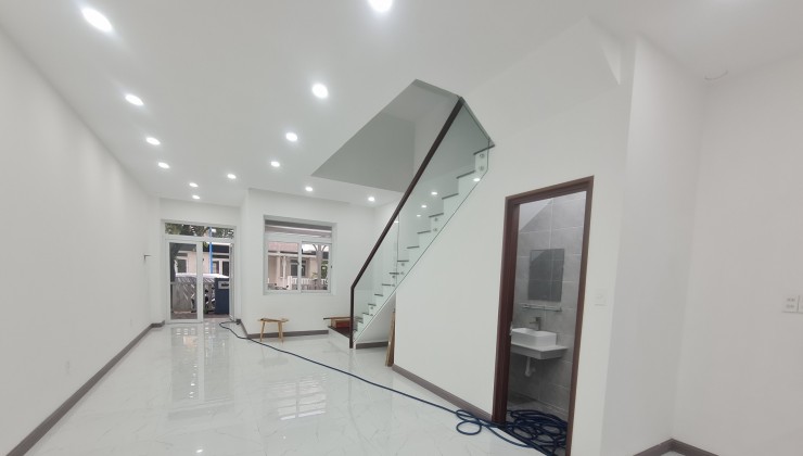 Nhà mới tinh Rosita Khang Điền - DT 100m2 - 3 tầng - cho thuê giá tốt