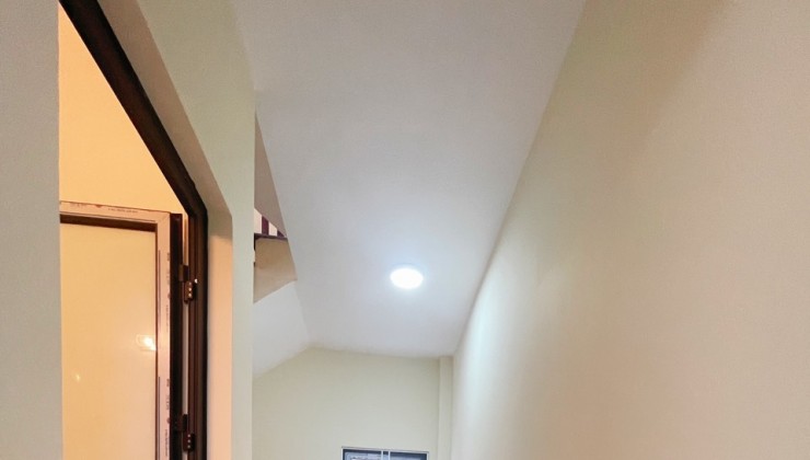 Chính Chủ Cho Thuê Căn Hộ 2 Phòng Ngủ 70m2 Cực Đẹp Tại Phố Cát Linh, Đống Đa. Giá ưu đãi chỉ còn 10,5tr/tháng