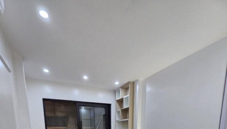 Bán nhà phố Kim Mã,31M x5 tầng xây mới,ngõ thông rộng thoáng, Trước nhà rộng 2.5M,thỏai  mái để xe. Thiết kế hiện đại,thông sàn,3 ngủ đủ công năng .