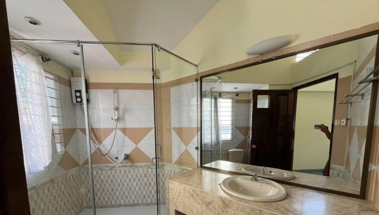 Cho thuê Villa sân vườn Thảo Điền 10x20 4PN 4WC đường xe hơi, đậu 2 xe thoải mái chỉ 30 triệu - Giá chỉ có tới 30/08