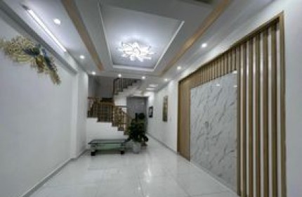 LÔ GÓC THOÁNG SÁNG – Ô TÔ ĐỖ CỬA.