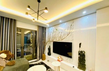 BÁN NHÀ BỒ ĐỀ 102m2, Ô TÔ VÀO NHÀ, NGÕ Ô TÔ THÔNG , GẦN HỒ ĐIỀU HOÀ, VỊ TRÍ ĐẮC ĐỊA