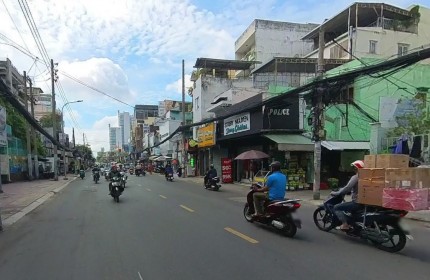 Nhà đẹp Cách Mạng Tháng Quận 3 gần ga Metro cách mặt tiền 3 căn