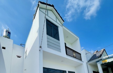 nhà lầu 6.5m x 15m sổ riêng thổ cư đường ô tô vào tận nhà