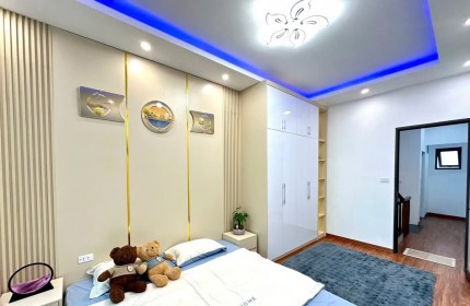 Đường Láng Vip của Vip khu Đống Đa - Cầu Giấy, trước nhà ô tô tránh nhau thoải mái 33m2 x 5 tầng 8.2 tỷ