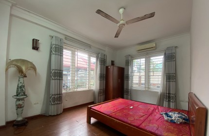 Chính Chủ Cho Thuê Căn Hộ 2 Phòng Ngủ 70m2 Cực Đẹp Tại Phố Cát Linh, Đống Đa. Giá ưu đãi chỉ còn 10,5tr/tháng