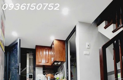 [Hiếm] Chỉ 3.4 tỷ Ô TÔ TRÁNH- VỈA HÈ - VỪA Ở VỪA KINH DOANH, 50m2 tại đường Bưởi - Ba Đình.