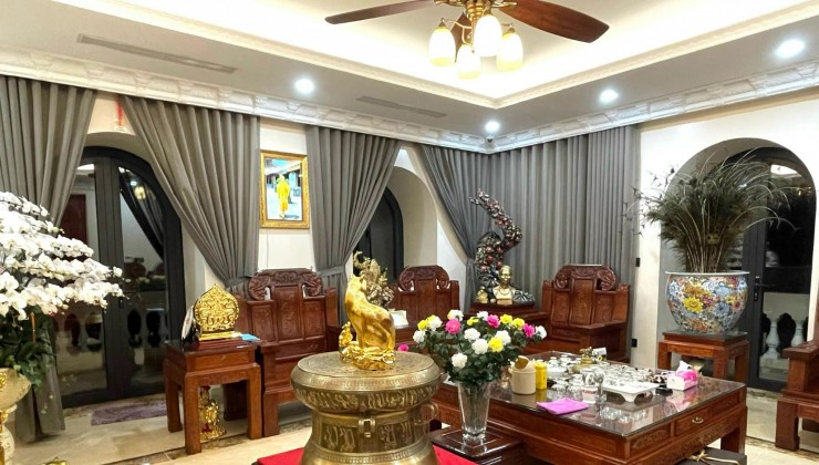 Bán biệt thự Tân Cổ Điển, trung tâm Cầu Giấy, 179m2 5 tầng lô góc 3 mặt thoáng