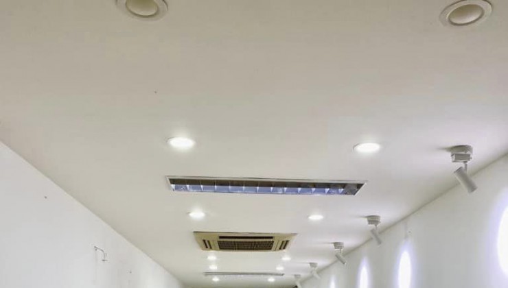 Mặt Phố Hai Bà Trưng 65M2 7 Tầng Thang Máy 32 Tỷ Vỉa Hè Rộng Dòng Tiền 70TR/TH