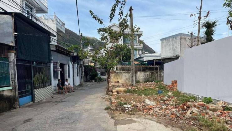 BÁN ĐẤT TẶNG NHÀ CẤP 4 CŨ, ĐƯỜNG Ô TÔ, GIÁ 2tỷ300