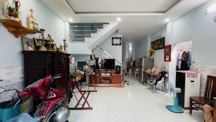 DIỆN TÍCH 76M2 CHỈ 4.65 TỶ, NHÀ 2 TẦNG NGANG 4.7 NỞ HẬU 8M DÀI 15M, NHÀ MỚI Ở NGAY, CÁCH PHẠM VĂN ĐỒNG 50M.