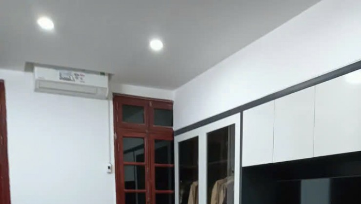 NGUYỄN PHÚC LAI, ĐỐNG ĐA,60M2 5 TẦNG, NHÀ ĐẸP PHÂN LÔ, Ô TÔ ĐỖ CỬA Ô TÔ VÀO NHÀ, KINH DOANH, GẦN HỒ, KHU VỰC SẦM UẤT. NGÕ THÔNG GIÁ 17.9 TỶ