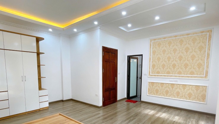 Bán nhà Lạc Long Quân - Cầu Giấy, 44m2, 5 tầng, 2 thoáng, sân cổng riêng