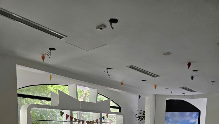 cho thuê showroom 2 tầng góc ngã tư Bà Triêu - Tuệ Tĩnh. Mặt tiền 25m