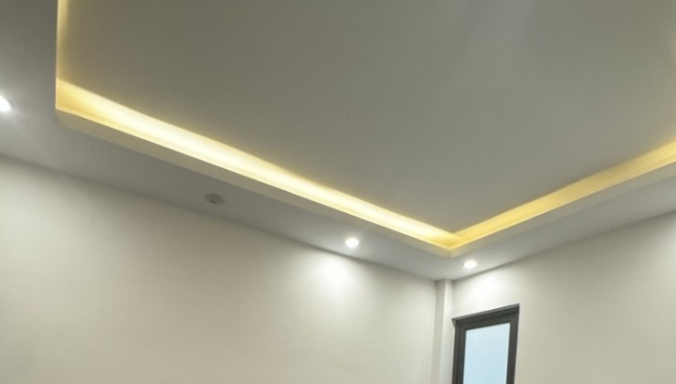 Nhà gần Big C Long Biên,45m2,  4 tầng , ô tô đỗ cổng , ngõ cực nông, nhà dân xây ở ngay