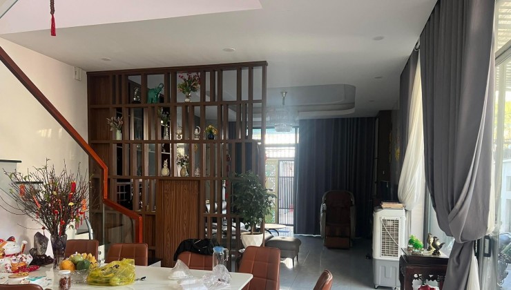 Chính Chủ Bán Gấp Nhà mặt phố Hồ Chí Minh 5 PN, Giá Chỉ 9 Tỷ, 4 Tầng, Hoàn Công Chuẩn