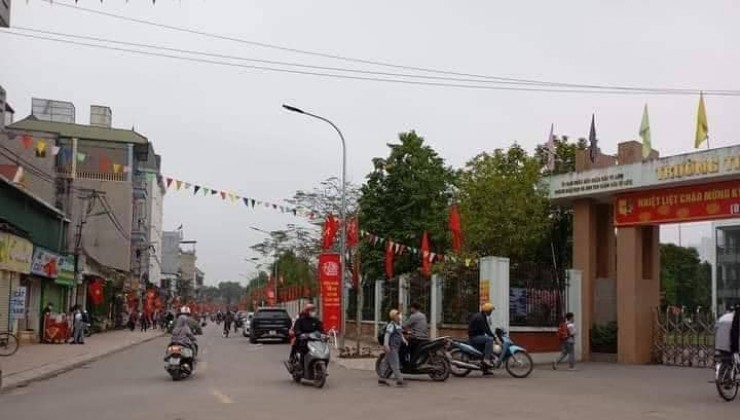 Bán lô đất Đức Diễn mặt kinh doanh họp chợ ngày đêm, ô tô tải tránh, khu vực hồ Đức Diễn, Phúc Diễn, Bắc Từ Liêm, Hà Nội.
+ Diện tích: 69m².Mặt