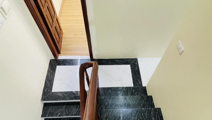 Nhà Đẹp 5 Tầng Ở Ngay, Phố Ngọc Khánh, Ba Đình, DT 50m2, MT 6m, Gần Ngay Ô Tô, Nhỉnh 9 Tỷ.