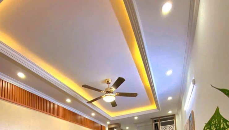 Cần bán nhà tại khu vực Nguyễn Văn Cừ, Long Biên, DT 31m2,  5 tầng, ngang 3.3m, giá 5.48 tỷ 0902318197