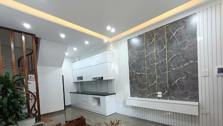 Cần Bán căn nhà 30m2, 5 tầng, giá chỉ 4,95 tỷ ,trên đường Nguyễn Văn Linh, Long Biên, 0902318197