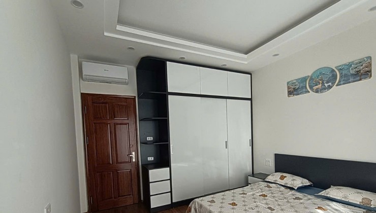 Cần Bán căn nhà 30m2, 5 tầng, giá chỉ 4,95 tỷ ,trên đường Nguyễn Văn Linh, Long Biên, 0902318197