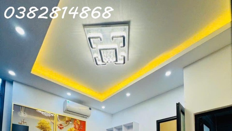 VĂN CHƯƠNG 1 -ĐỐNG ĐA-THANG MÁY-DT:30M2- 5,5 TẦNG -MẶT TIỀN 4,5M -GIÁ 8XTY--OTO CHẠY VÒNG QUANH NHÀ ĐỖ CỬA