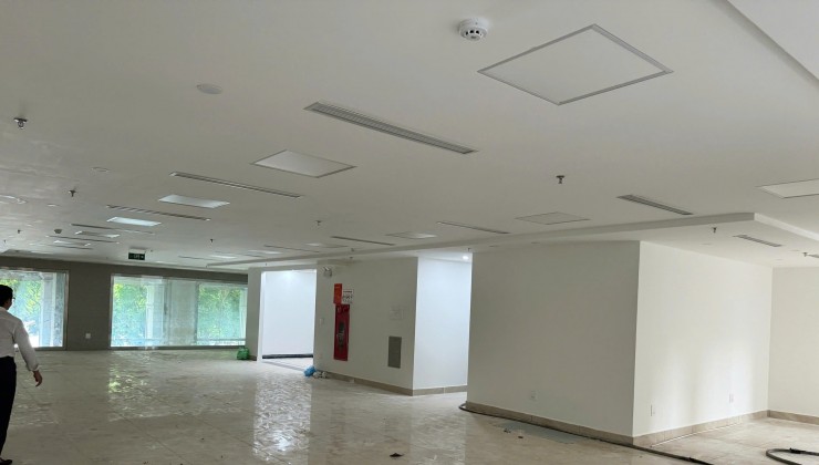 Văn Phòng cho thuê  120m2 Mặt Phố Giảng Võ, Đống Đa - 26 Triệu/Tháng. Có chỗ để Ô TÔ