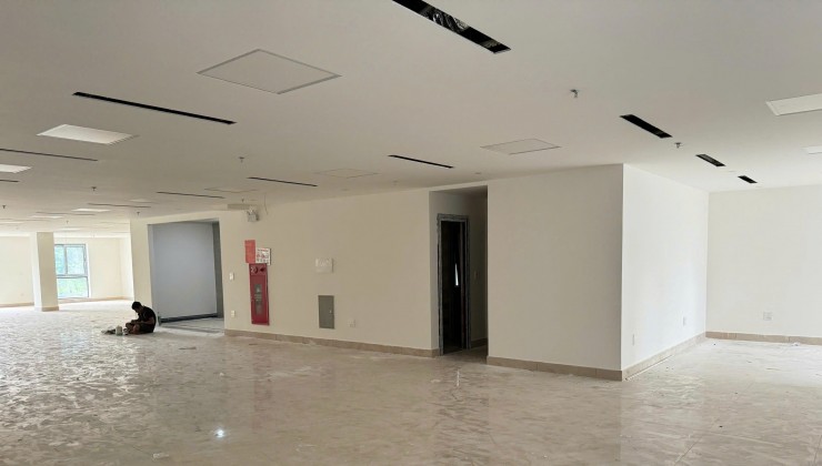 Văn Phòng cho thuê  120m2 Mặt Phố Giảng Võ, Đống Đa - 26 Triệu/Tháng. Có chỗ để Ô TÔ