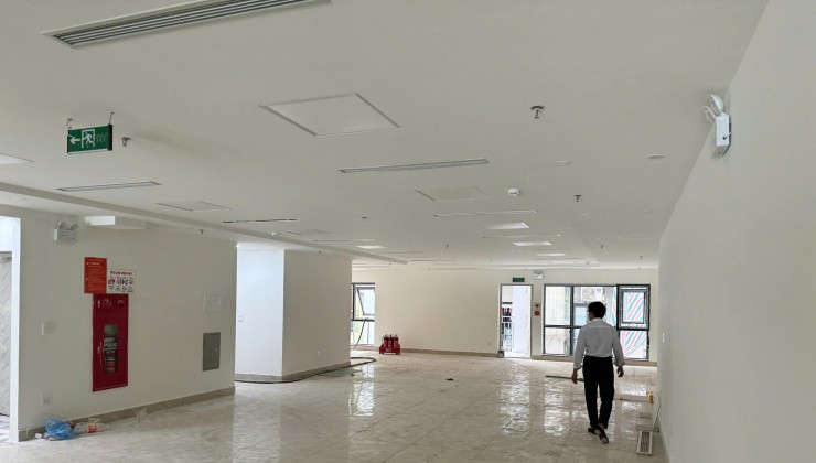 Văn Phòng cho thuê  120m2 Mặt Phố Giảng Võ, Đống Đa - 26 Triệu/Tháng. Có chỗ để Ô TÔ