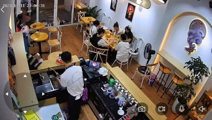 Do chuyển nhà xa quán nên mình đành phải sang nhượng lại quán Café