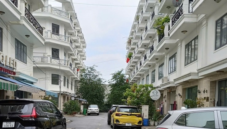 Trần Thị Hè, Quận 12, 5 tẩng lầu, DT 4.8*13m, GIá 6 tỷ. Hẻm xe hơi quay đầu.