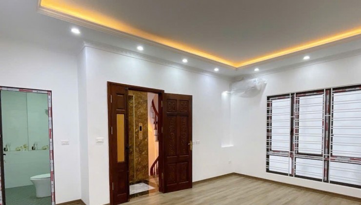 Nhà đẹp Linh Lang - Phan Kế Bính 36m2 x 6 tầng, mặt tiền lớn, thang máy, full nội thất.