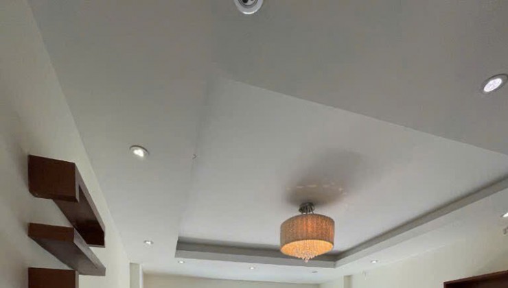 Nhà Âu Cơ 80m2 x mặt tiền 5m, lô góc, ô tô để trong nhà, ngay phố, sổ nở hậu.