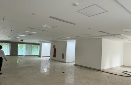 Văn Phòng cho thuê  120m2 Mặt Phố Giảng Võ, Đống Đa - 26 Triệu/Tháng. Có chỗ để Ô TÔ