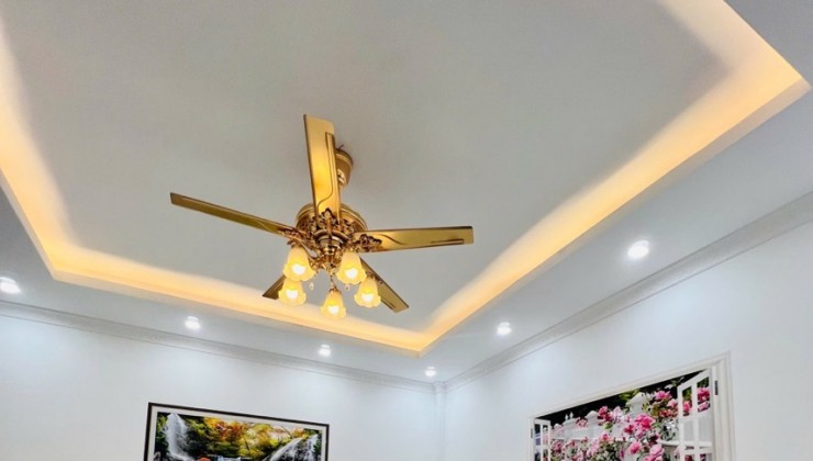 Nhà đẹp mới xây hiện đại, 35m2, 4T, nhỉnh 3 tỷ, ô tô đỗ cổng, nội thất đẹp