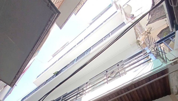 Căn nhà mặt tiền rộng, cách phố 30m - 6 phòng ngủ với ban công, thiết kế nở