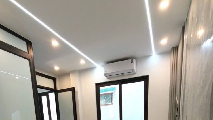 Căn nhà mặt tiền rộng, cách phố 30m - 6 phòng ngủ với ban công, thiết kế nở