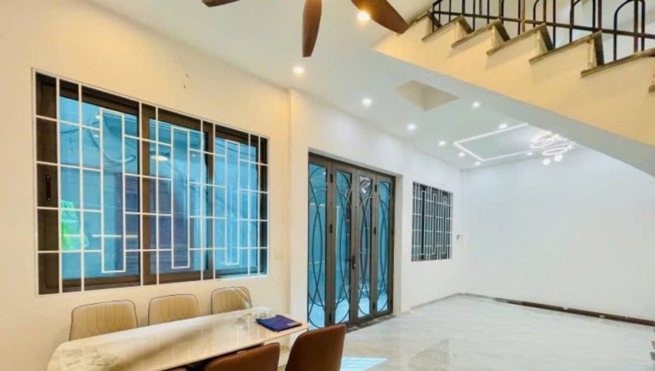 Căn nhà mặt tiền rộng, cách phố 30m - 6 phòng ngủ với ban công, thiết kế nở