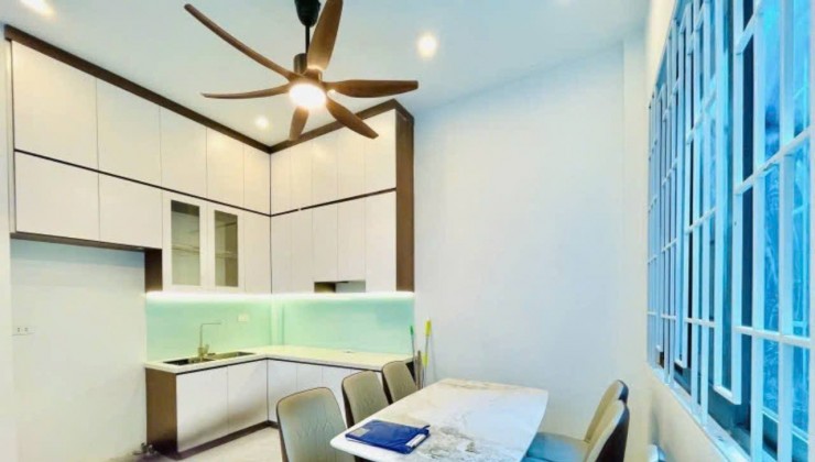 mặt tiền siêu rộng, chỉ cách phố 30m - Có 6 phòng ngủ, mỗi phòng đều có ban công và thiết kế nở hậu.Nhà
