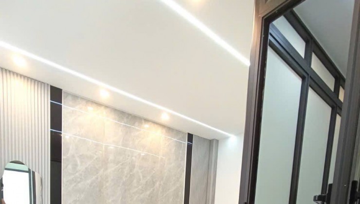 Nhà phố mặt tiền rộng rãi, cách 30m đến đường lớn - 6 phòng ngủ, tất cả đều có ban công và nở hậu.