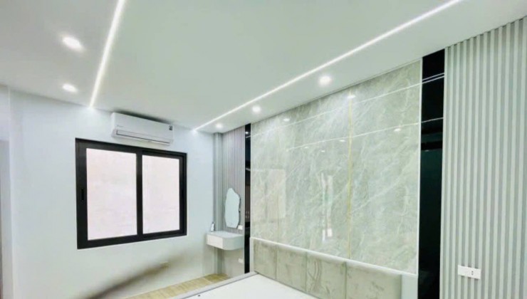 Căn nhà mặt tiền rộng, cách phố 30m - 6 phòng ngủ với ban công, thiết kế nở