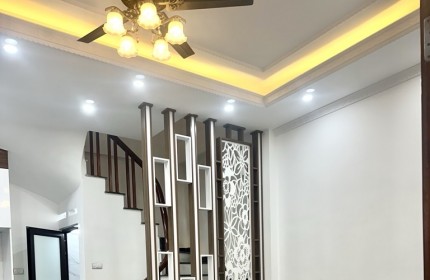 Chính chủ bán gấp nhà Đại Kim Hoàng Mai  40m2 5m mặt tiền chỉ hơn 6 tỷ kinh doanh sầm uất,  ô tô đỗ cửa.