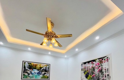 Nhà đẹp mới xây hiện đại, 35m2, 4T, nhỉnh 3 tỷ, ô tô đỗ cổng, nội thất đẹp