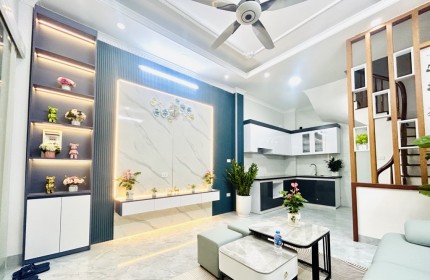 Chính chủ bán gấp nhà Tân Mai Hoàng Mai  40m2 5m mặt tiền 5 tầng chỉ hơn 6  tỷ kinh doanh sầm uất, ô tô đỗ cửa