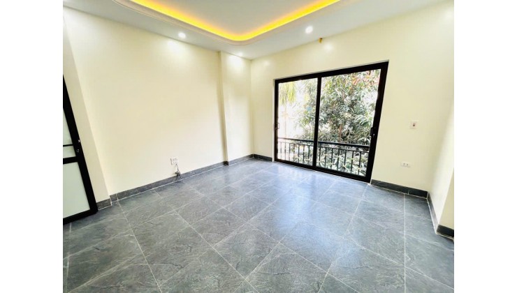 Bán nhà 5 tầng, 35m², Lĩnh Nam, Hoàng Mai, 6.85 tỷ, sổ đỏ, ô tô đỗ cửa qua nhà, gần trường đại học