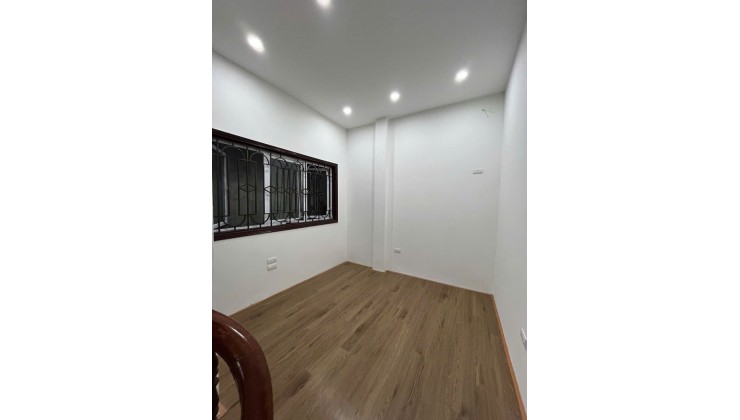 Bán nhà Hoàng Mai Hà Nội, DT 34/40 m2 (4 tầng), chỉ 3,65 tỷ. Lh: 0977756689