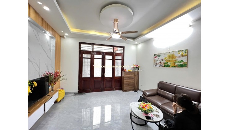 LÔ GÓC – Ô TÔ ĐỖ CỬA 