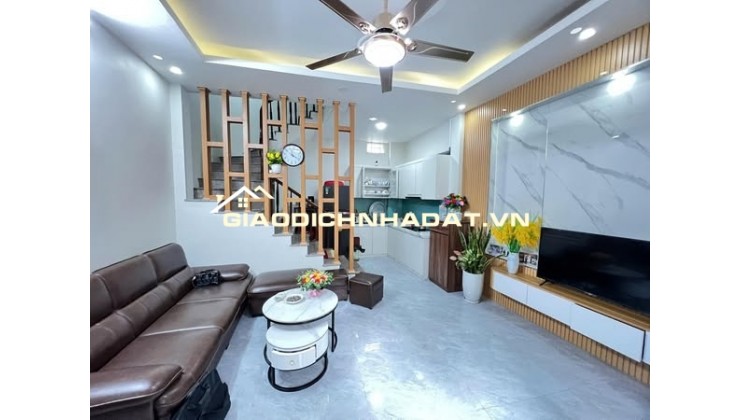 LÔ GÓC – Ô TÔ ĐỖ CỬA 
