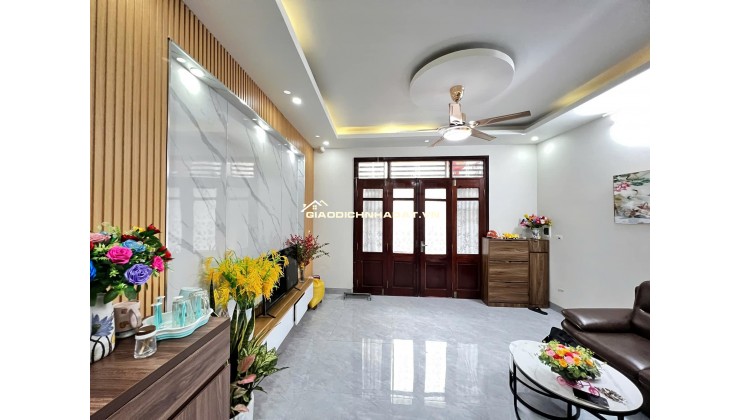 LÔ GÓC – Ô TÔ ĐỖ CỬA 