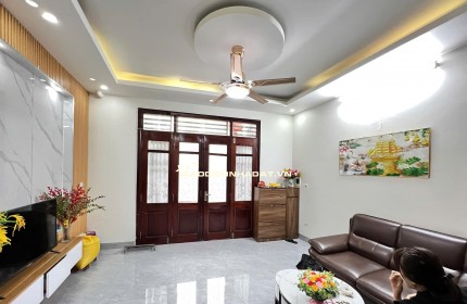LÔ GÓC – Ô TÔ ĐỖ CỬA 